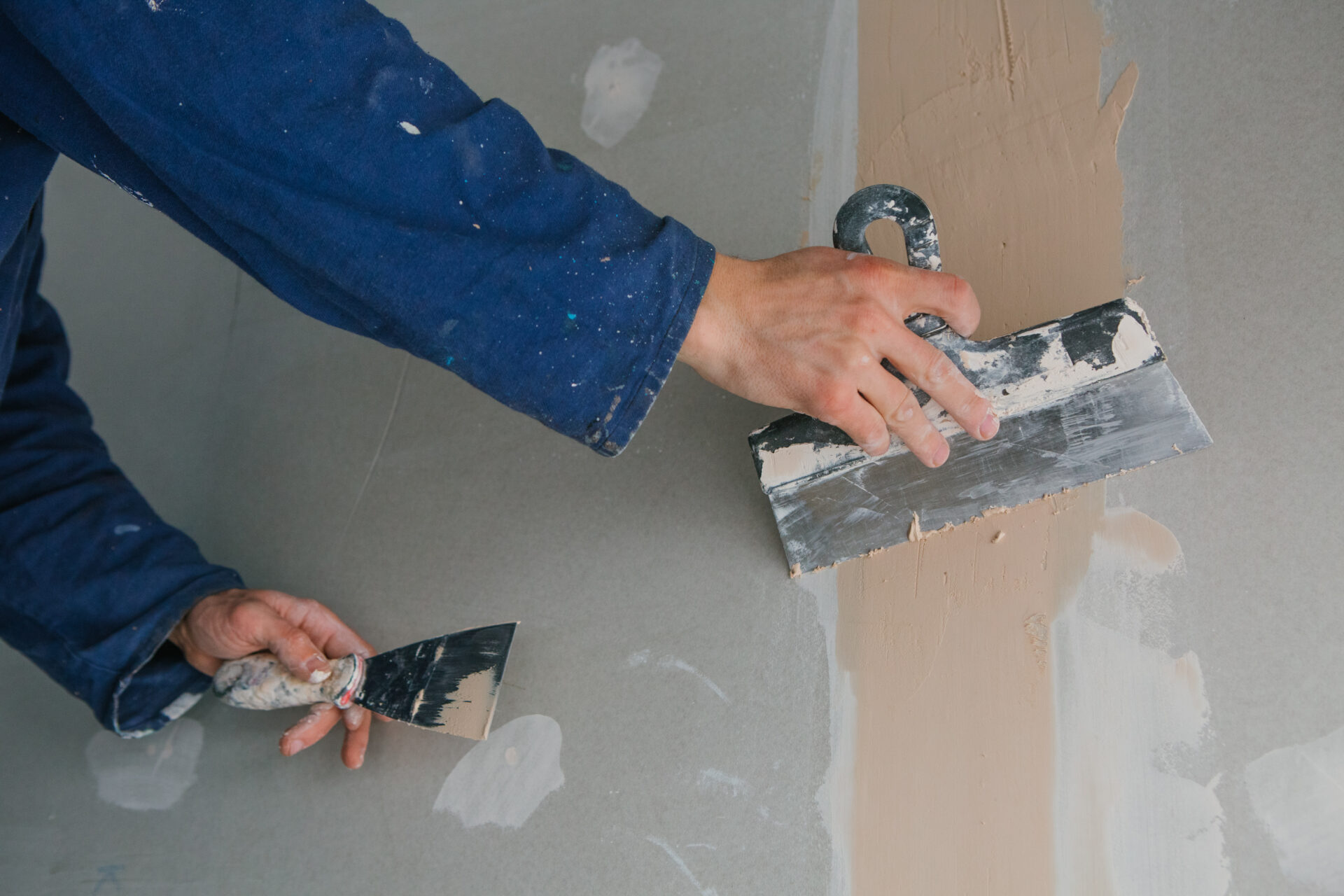 pro gaps filler being applied on wall 